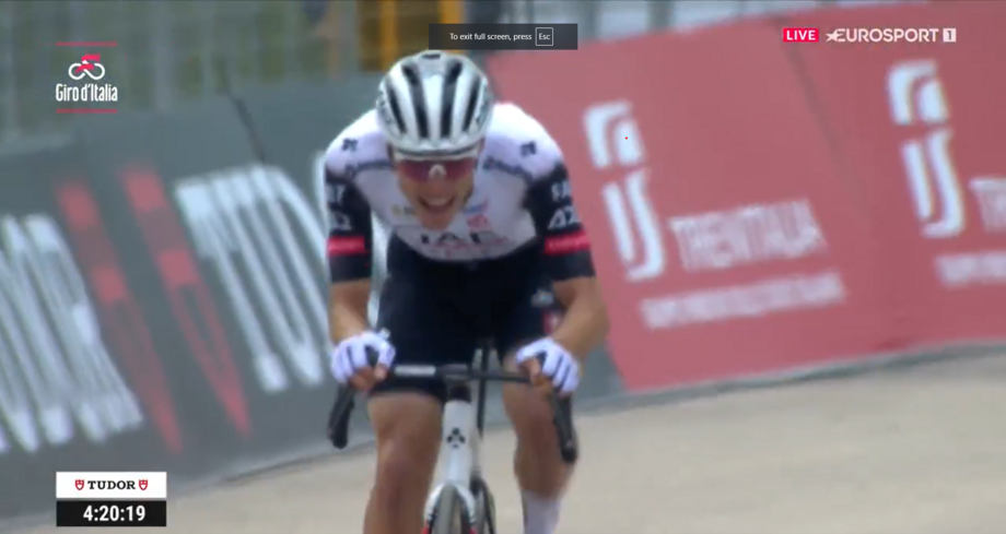 Giro: Ayuso conquista isolado sétima etapa e Roglic veste a camisola rosa