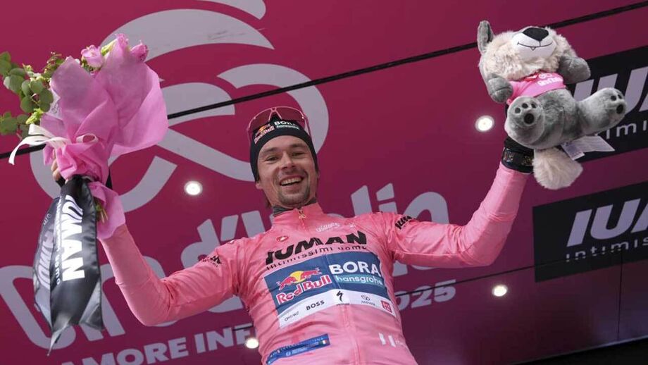 Roglic veste a camisola rosa