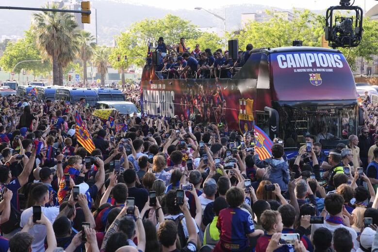 Milhares saíram às ruas em Espanha para celebrar o 'triplete' do Barcelona