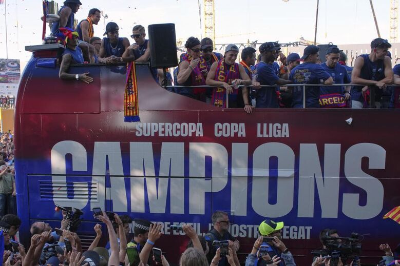 Milhares saíram às ruas em Espanha para celebrar o 'triplete' do Barcelona