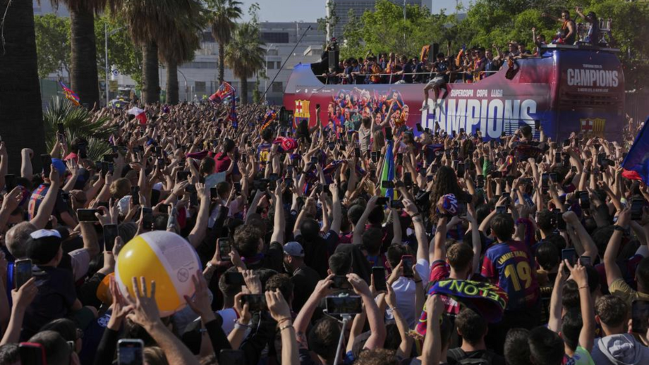 Milhares saíram às ruas em Espanha para celebrar o 'triplete' do Barcelona