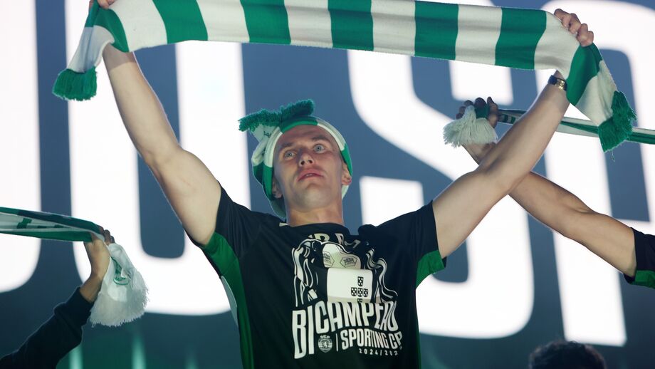 Gyökeres com a camisola comemorativa do bicampeonato leonino