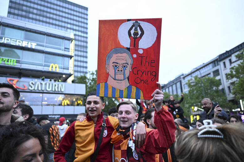 Adeptos do Galatasaray lembram Mourinho nos festejos do título