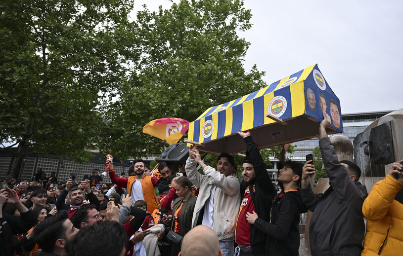 Adeptos do Galatasaray lembram Mourinho nos festejos do título