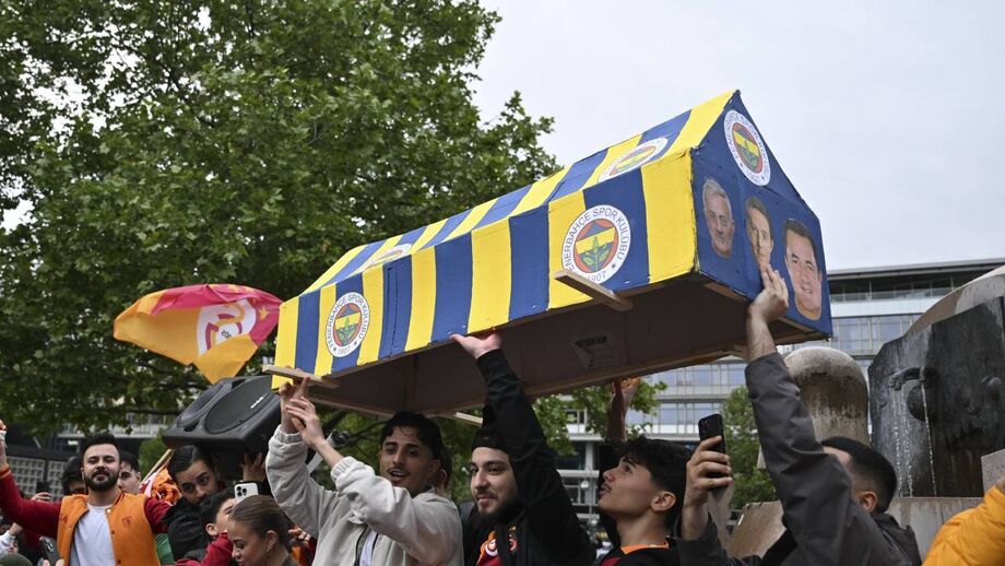 Adeptos do Galatasaray lembram Mourinho nos festejos do título