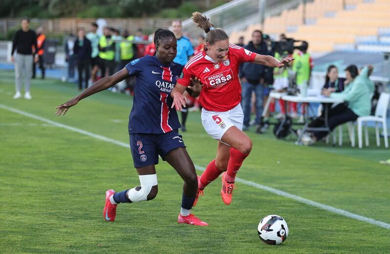 Jogadoras de Benfica e PSG disputam a bola