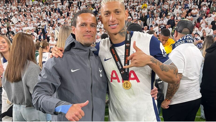 Sérgio Raimundo com Richarlison, avançado do Tottenham
