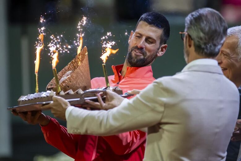 Sérvio teve direito a bolo de aniversário no court