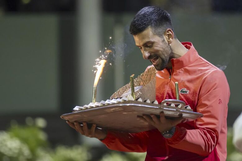 Sérvio teve direito a bolo de aniversário no court