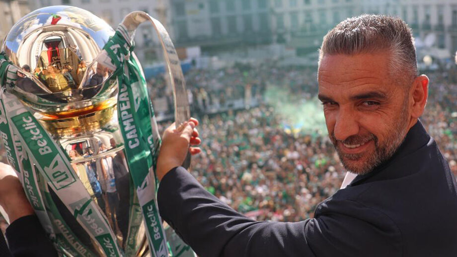 Rui Borges com o troféu do bicampeonato do Sporting