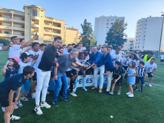 A festa no relvado depois da conquista do Portimonense (clube)