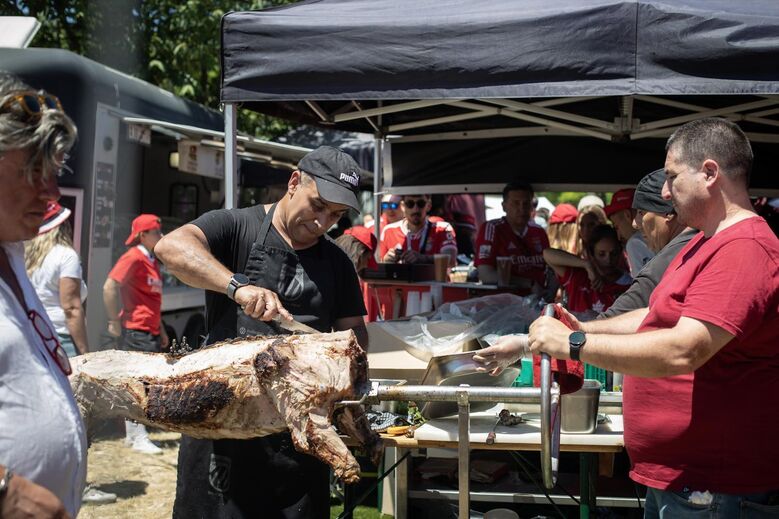 Adeptos fazem a festa no Jamor