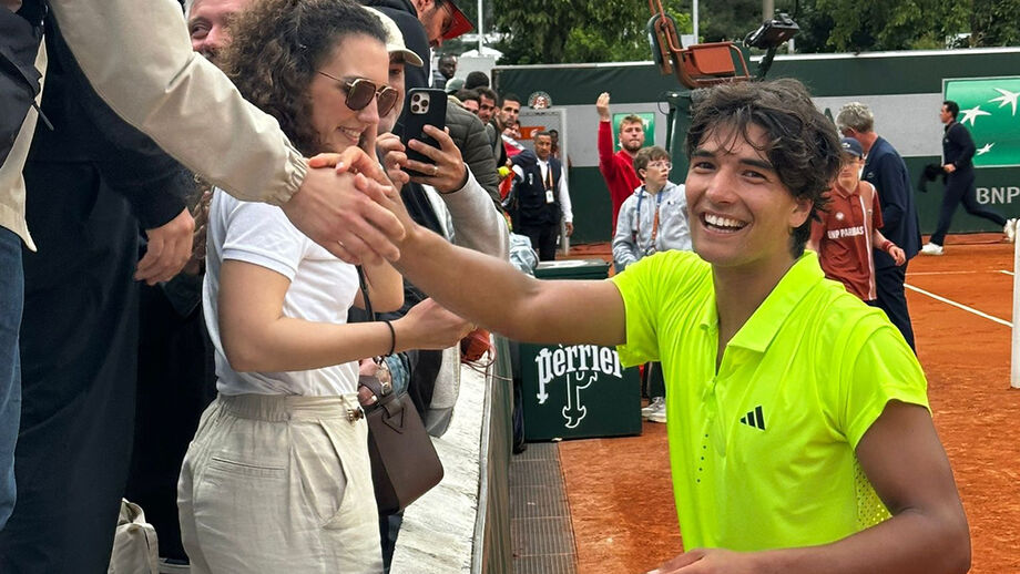 A festa de Henrique Rocha após apuramento para a 2.ª ronda