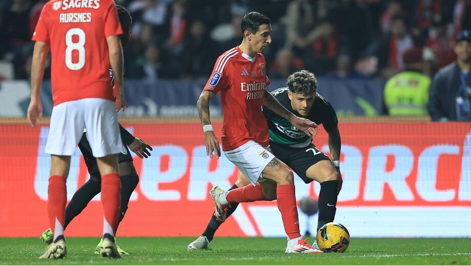 Di María e Maxi Araújo em duelo