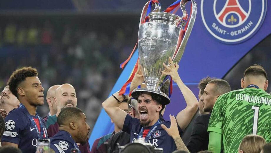 Vitinha com o troféu na cabeça