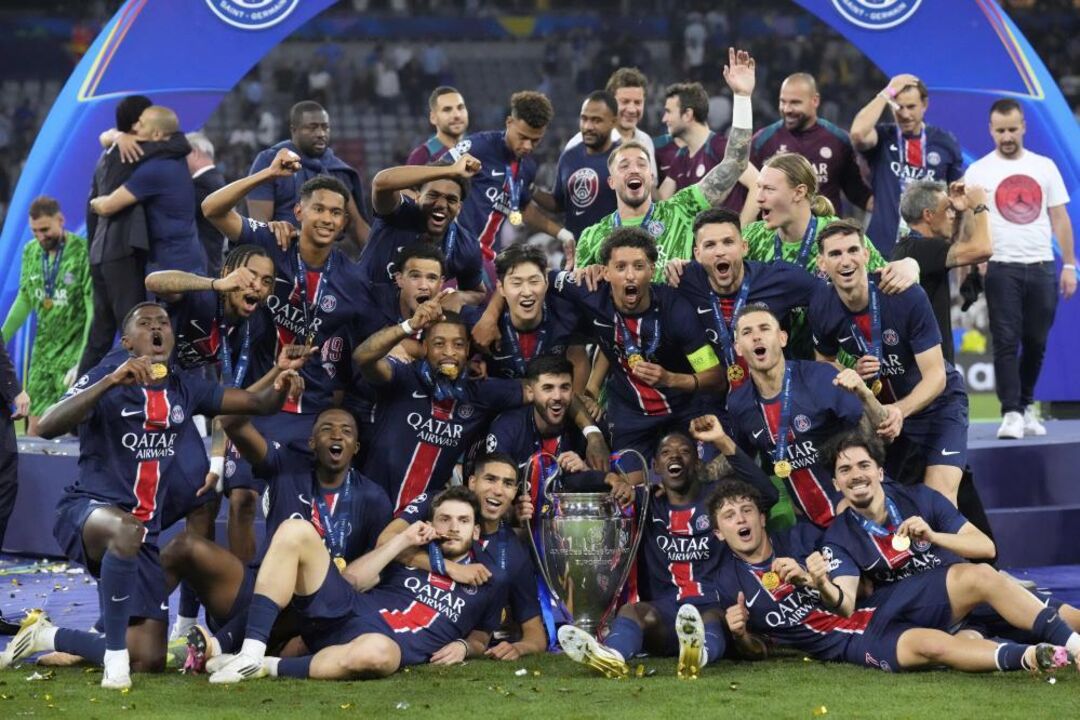 Jogadores do PSG celebram a conquista da Liga dos Campeões
