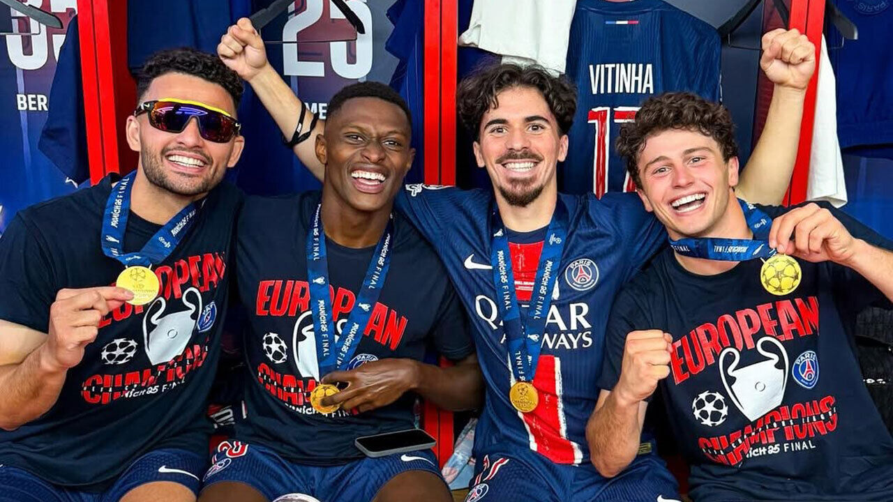 Vitinha ao lado de João Neves, Nuno Mendes e Gonçalo Ramos