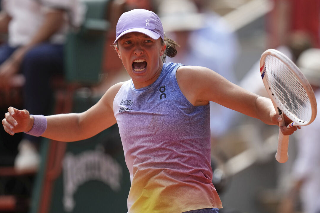 Iga Swiatek festeja passagem aos quartos de final de Roland Garros