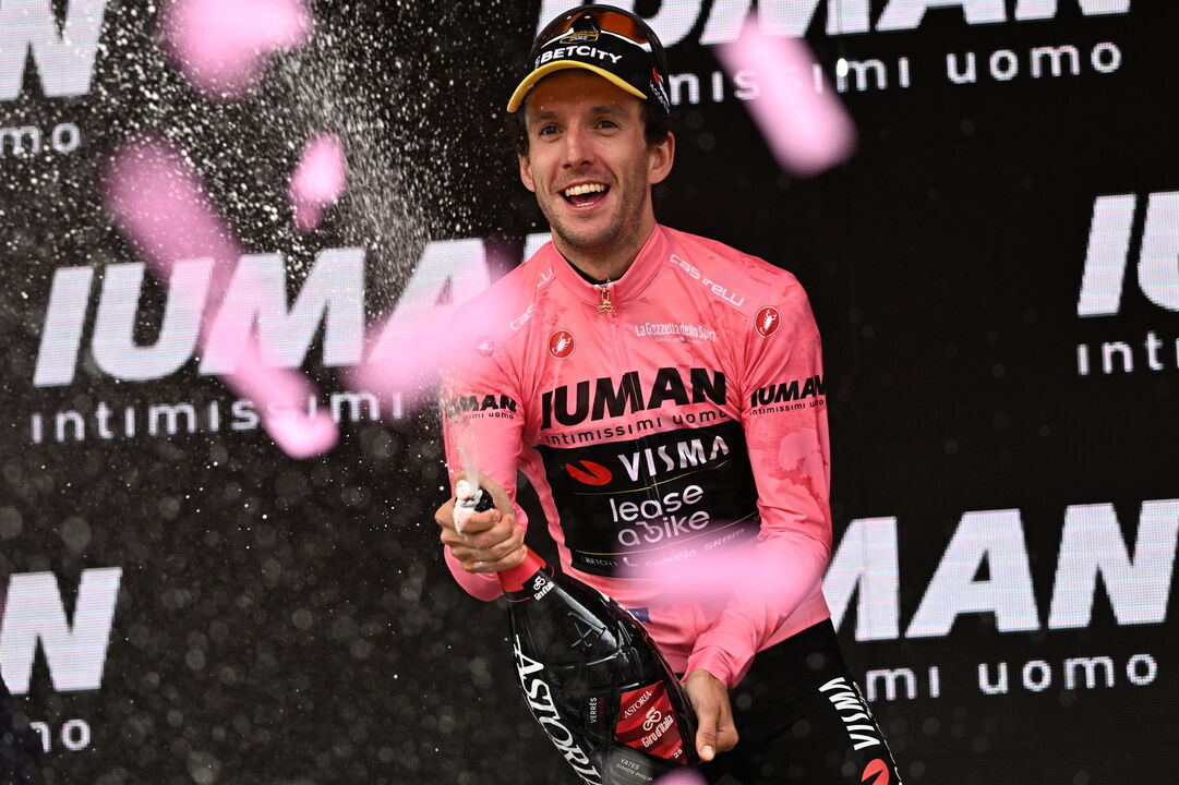 Simon Yates celebra conquista do Giro