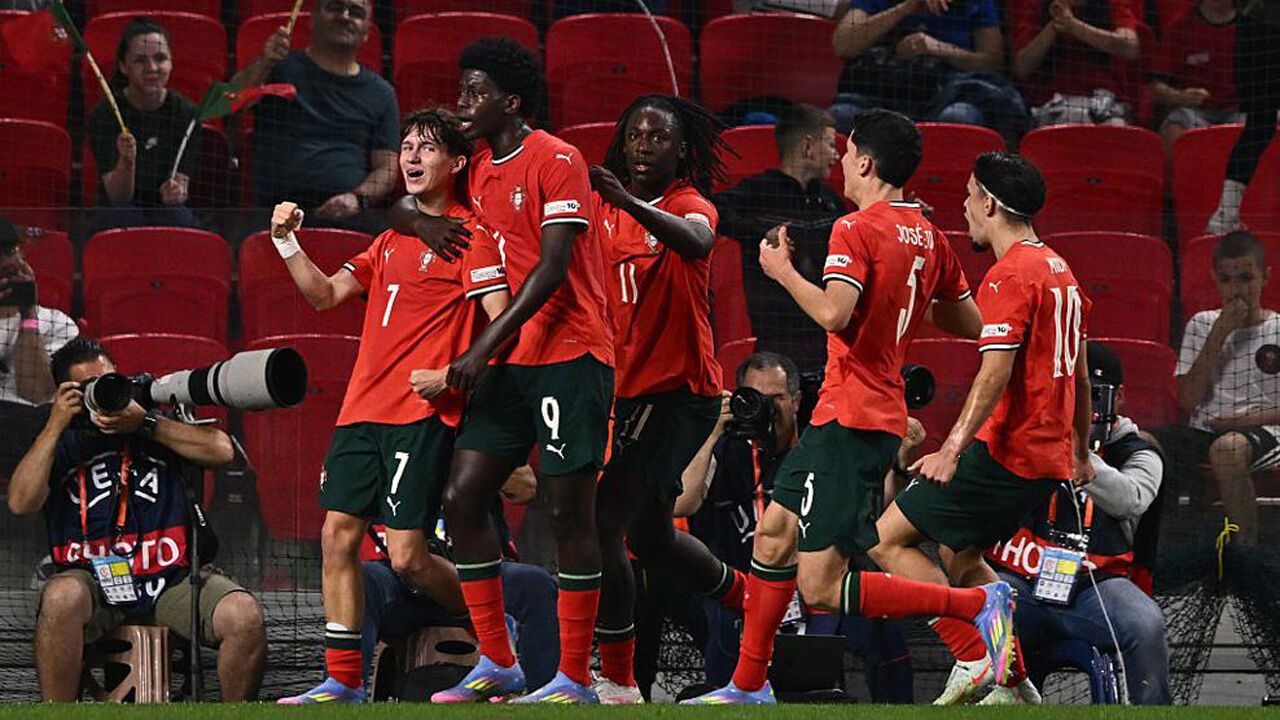 Os jogadores de Portugal festejam frente à seleção francesa