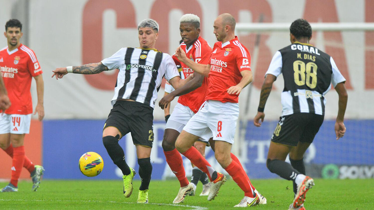 Isaac Tomich em ação frente ao Benfica