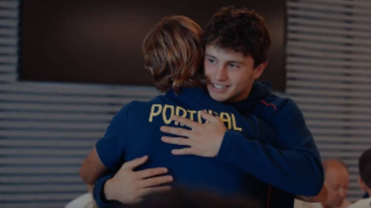 João Neves a cumprimentar o estrante Rodrigo Mora