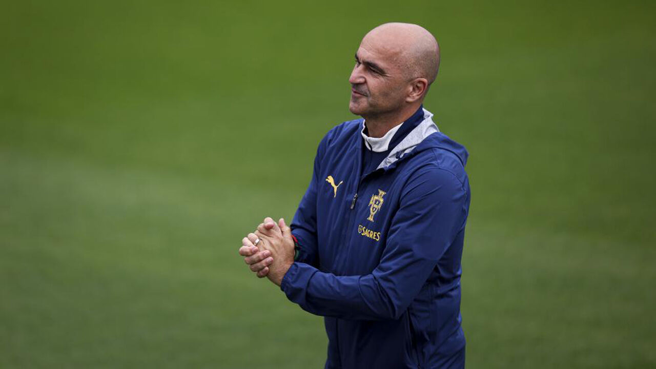 Roberto Martínez atento durante o treino da Seleção Nacional