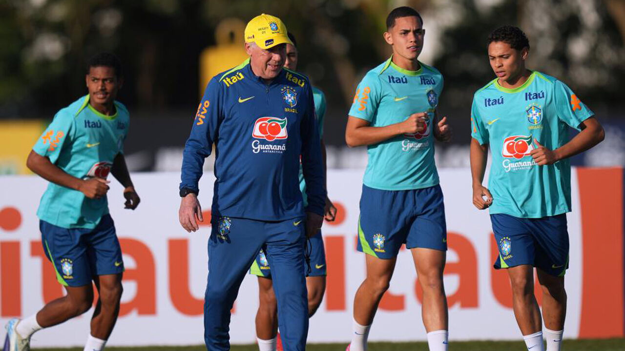 Carlo Ancelotti no treino da seleção brasileira