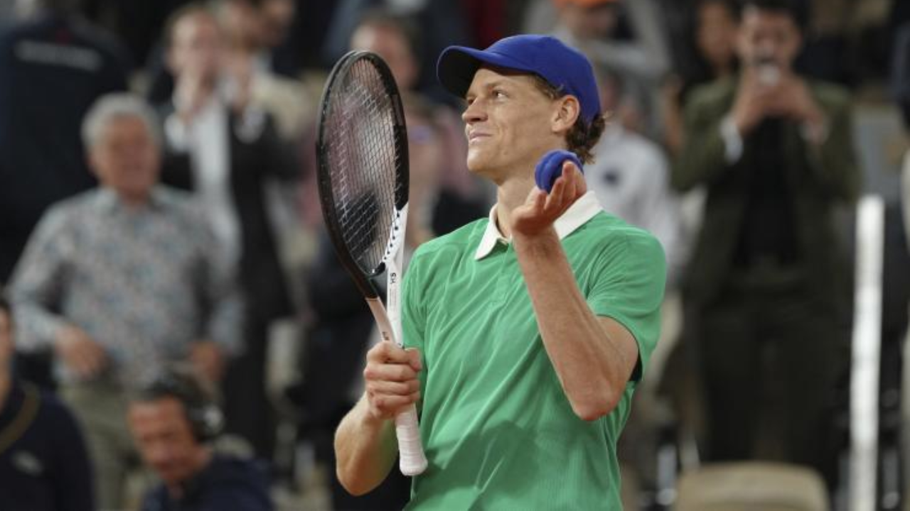 Jannik Sinner festeja após derrotar Rublev nos oitavos de final de Roland Garros