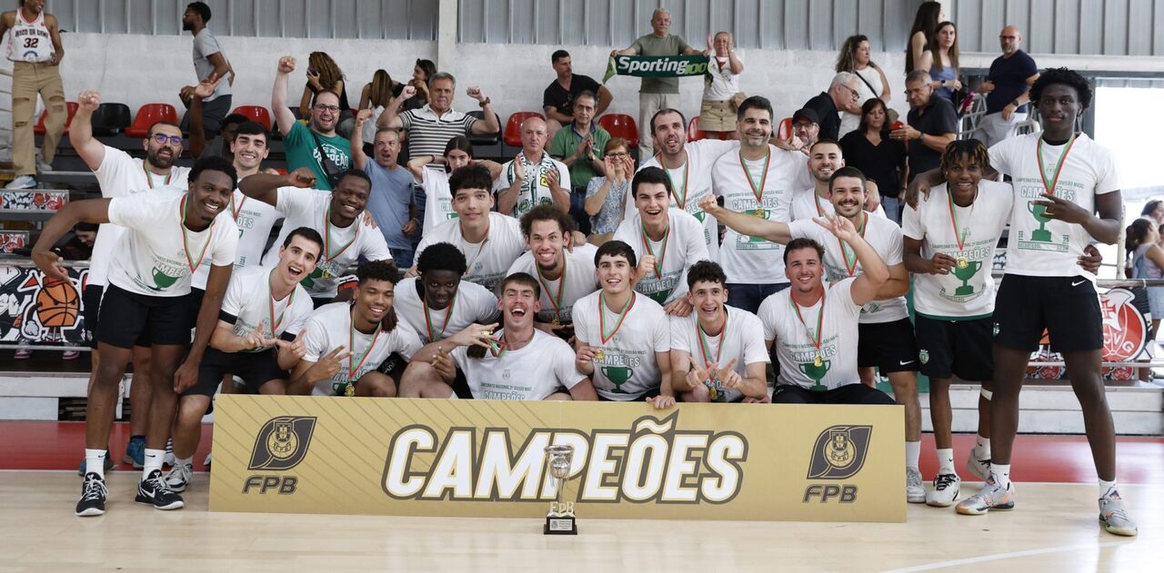 Equipa de sub-23 do Sporting celebra conquista do título na 2ª Divisão