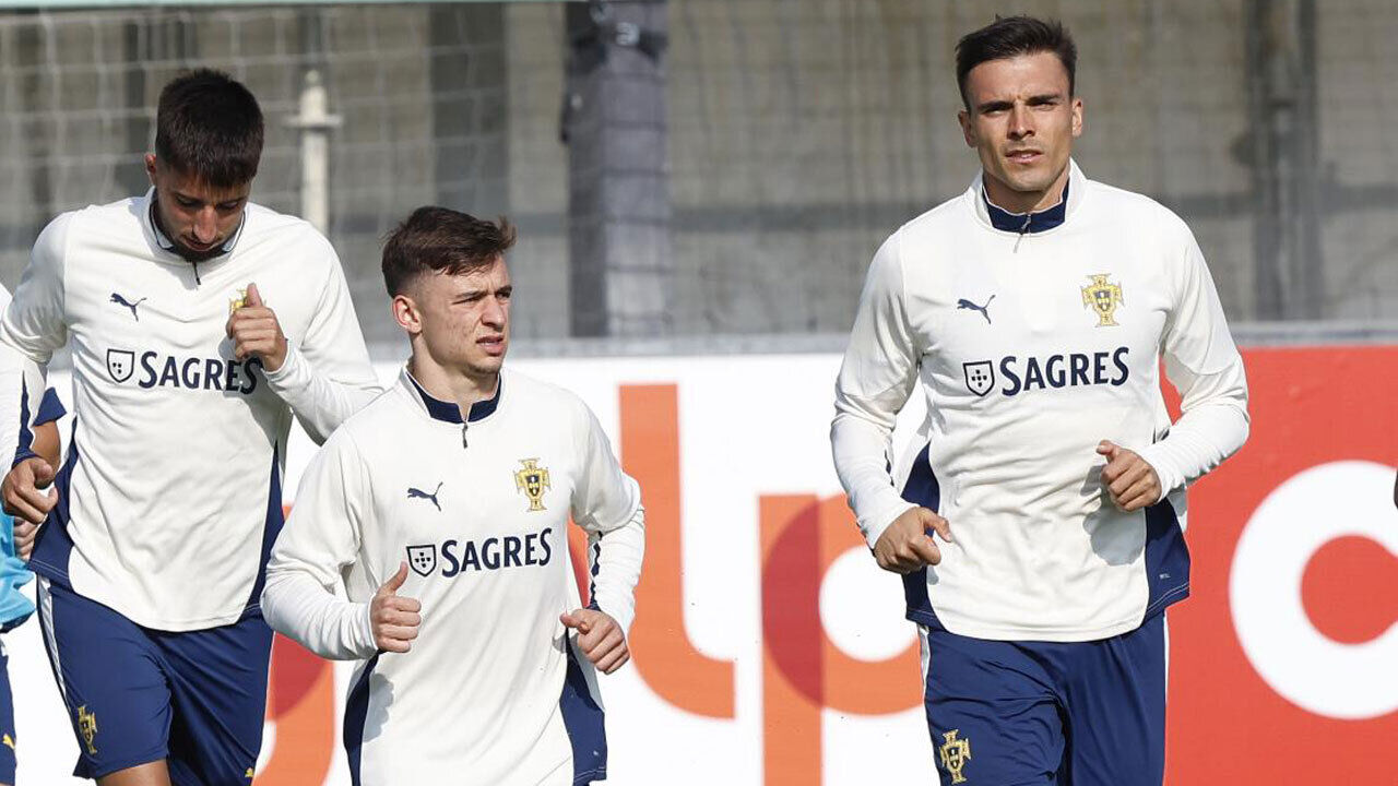 João Palhinha (à direita na foto) no treino da Seleção Nacional