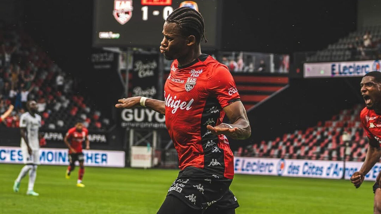 Jacques Siwe em ação com a camisola do Guingamp
