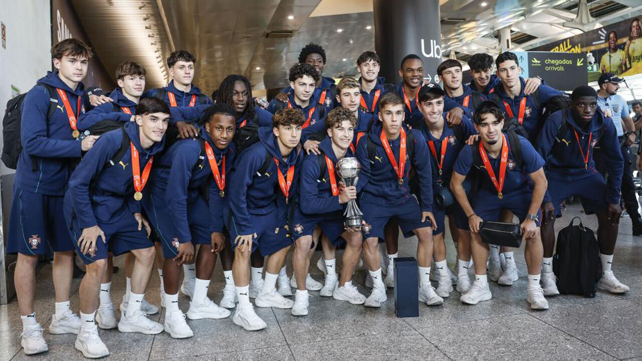Os jogadores da Seleção Nacional de sub-17 à chegada a Portugal