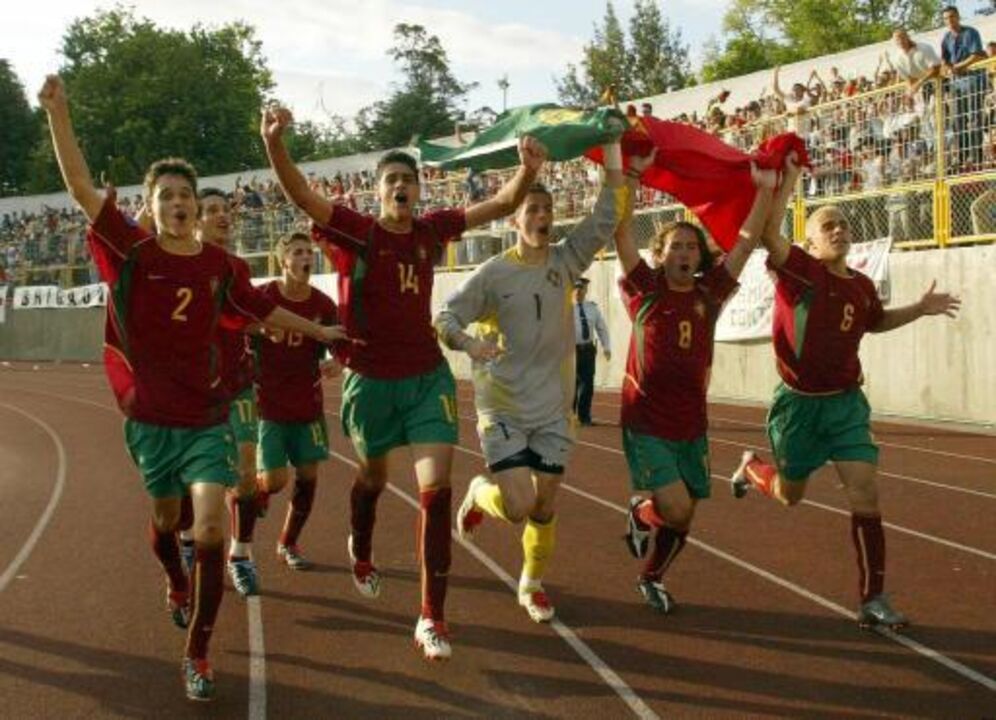 João Moutinho nos festejos da conquista do Europeu de sub-17 em 2003