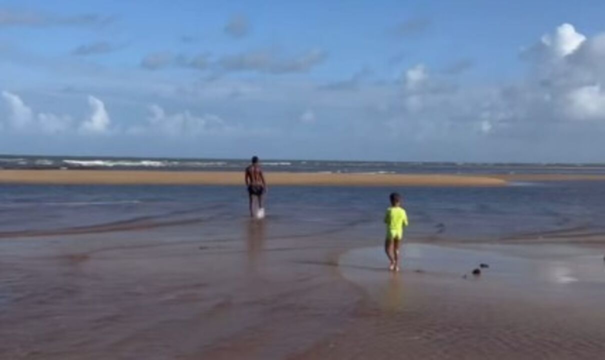 Matheus Reis na praia, no Brasil