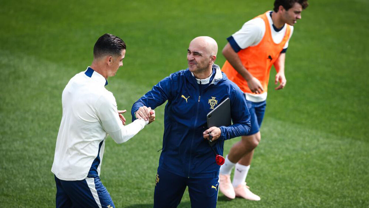 Roberto Martínez com Cristiano Ronaldo no último treino antes do jogo com a Alemanha
