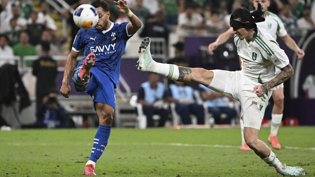 Renan Lodi (à esquerda)