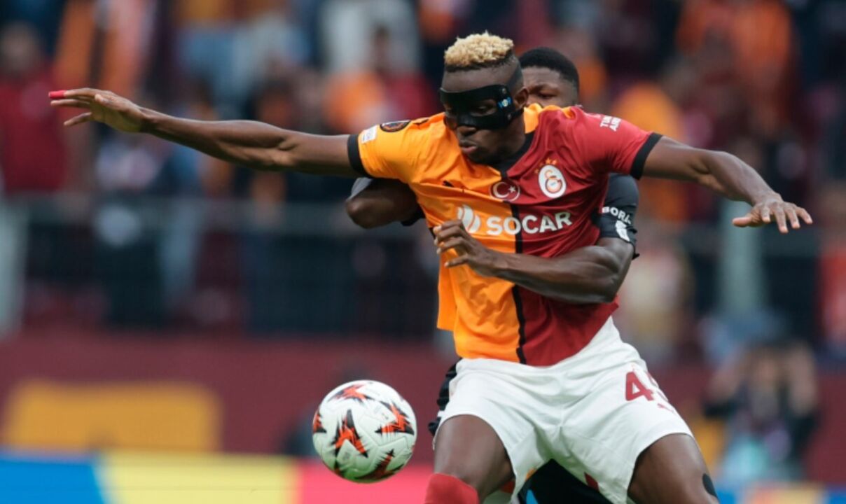 Futebolista do Galatasaray disputa a posse de bola durante o jogo