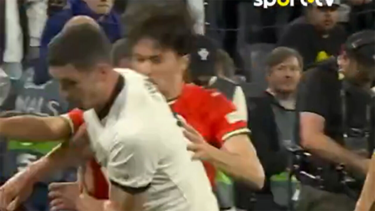 Vitinha finta Gosens em jogo contra a Alemanha