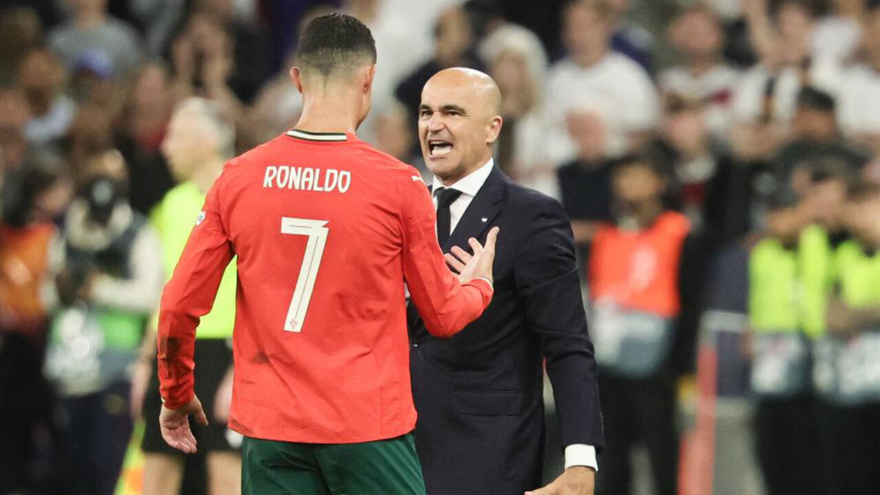 Cristiano Ronaldo e Roberto Martínez conversam em campo