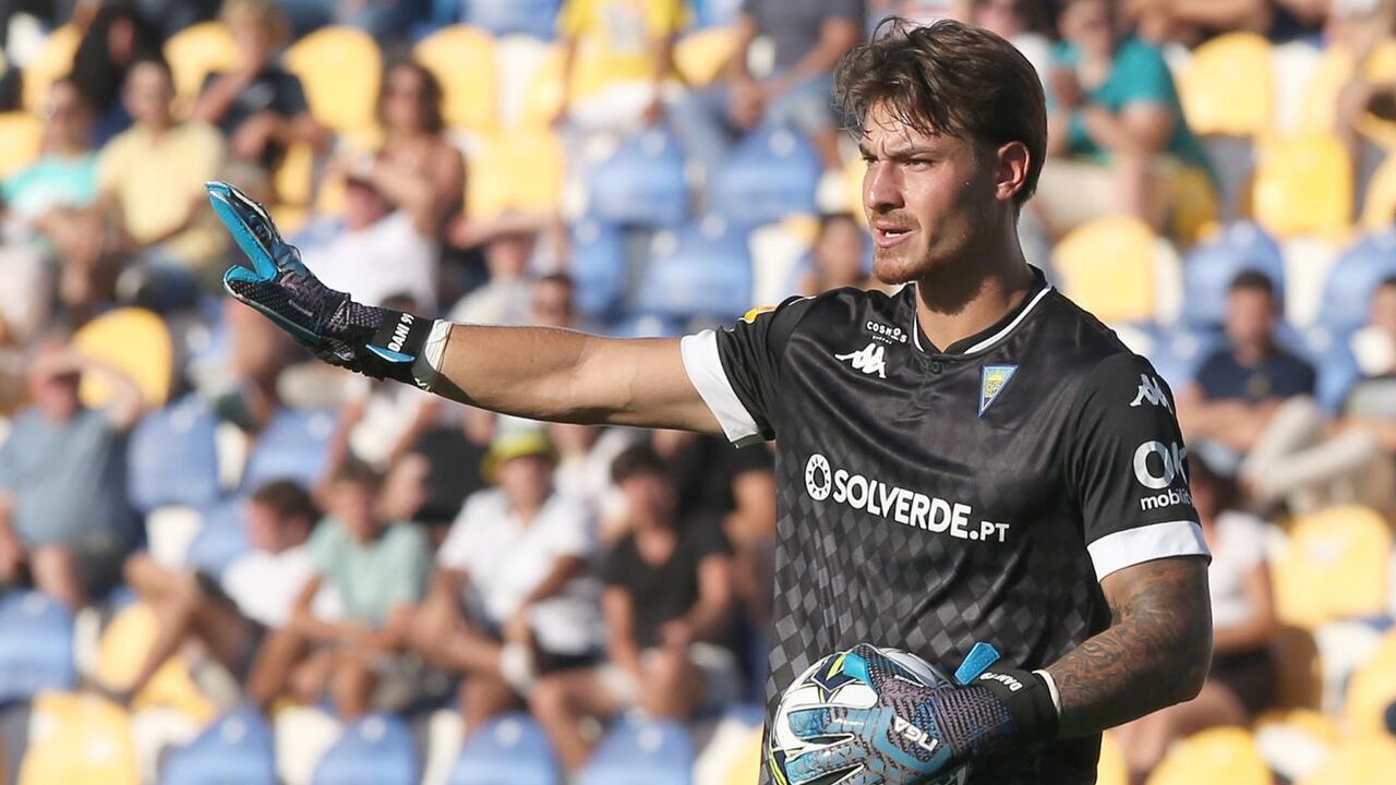 Dani Figueira pode reforçar o plantel do Estoril após indefinição de Chamorro