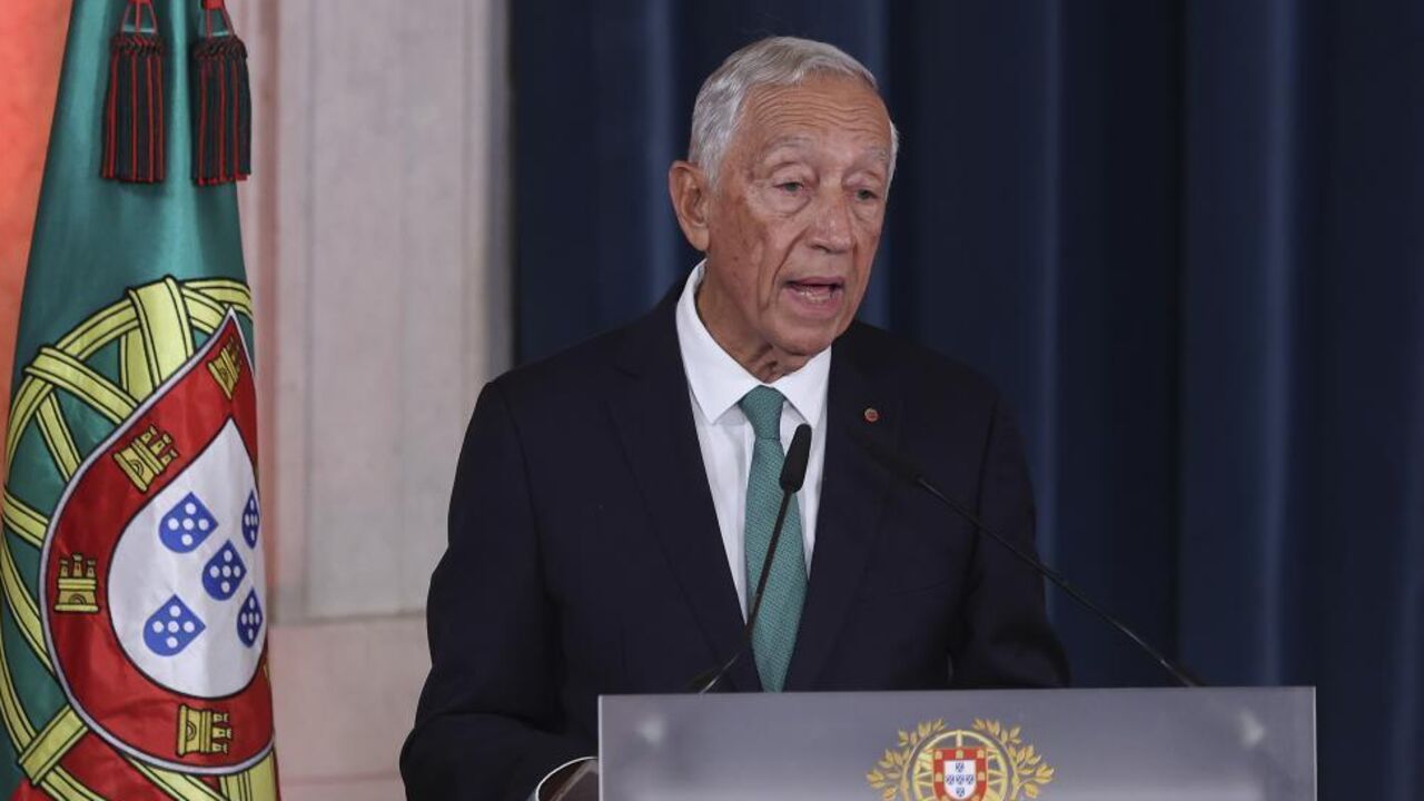 Marcelo Rebelo de Sousa discursa ao lado da bandeira de Portugal