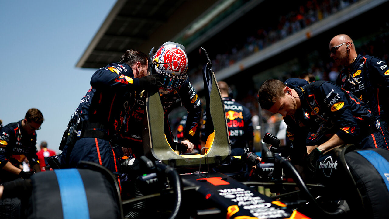 Red Bull pondera Lindblad para substituir Verstappen numa eventual suspensão.
