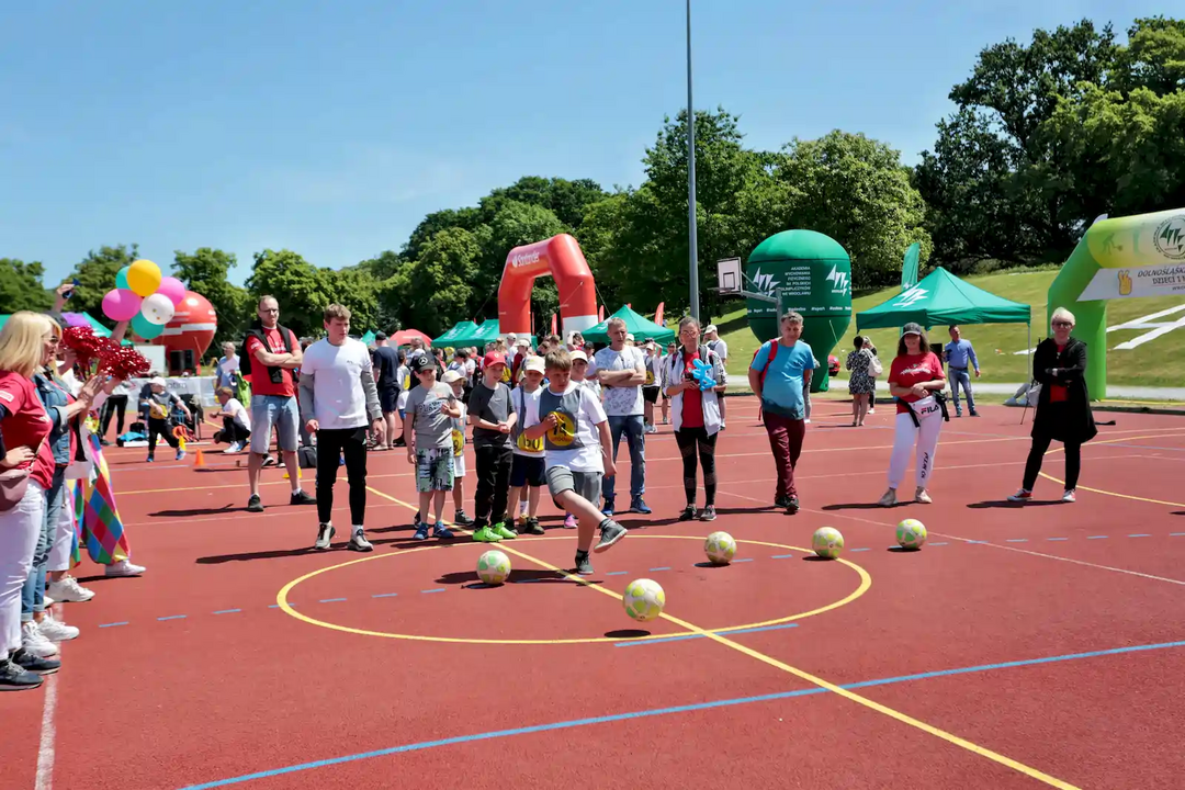 Crianças participam num evento desportivo ao ar livre
