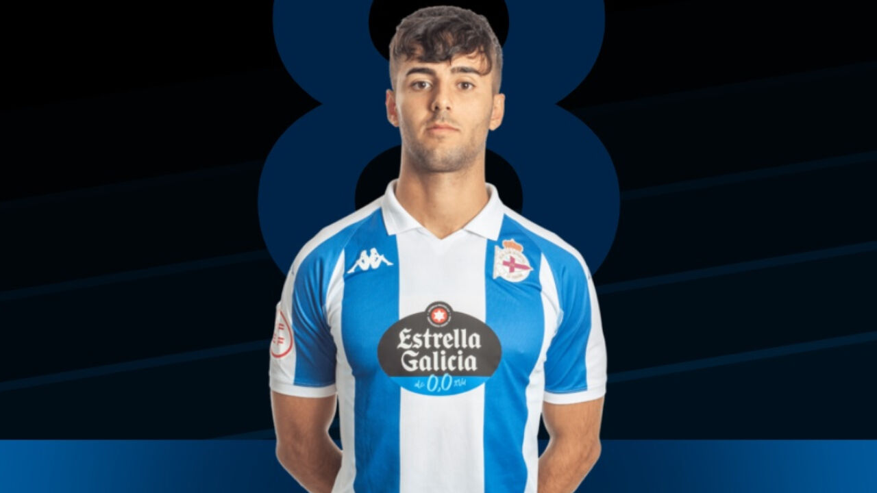 Jogador do Deportivo da Corunha com equipamento azul e branco