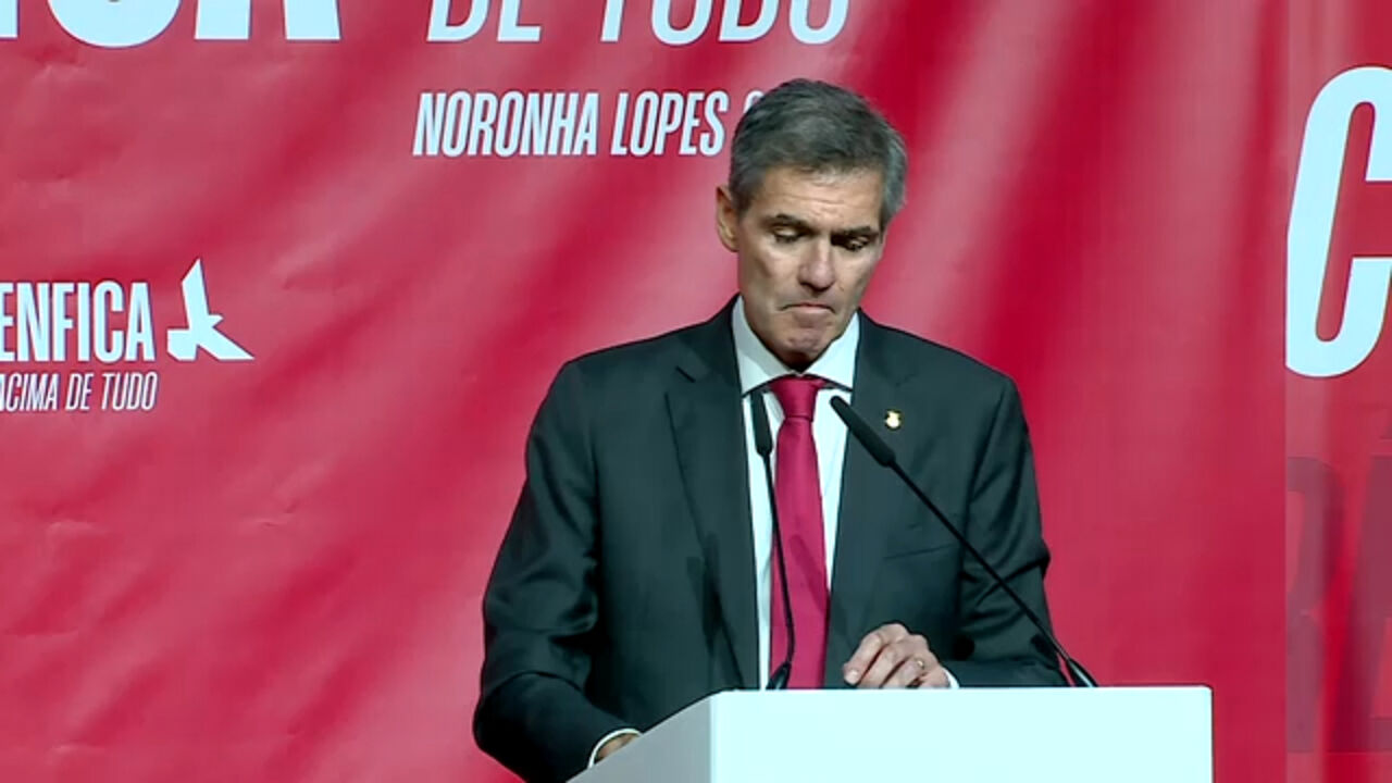 Noronha Lopes discursa perante o símbolo do Benfica