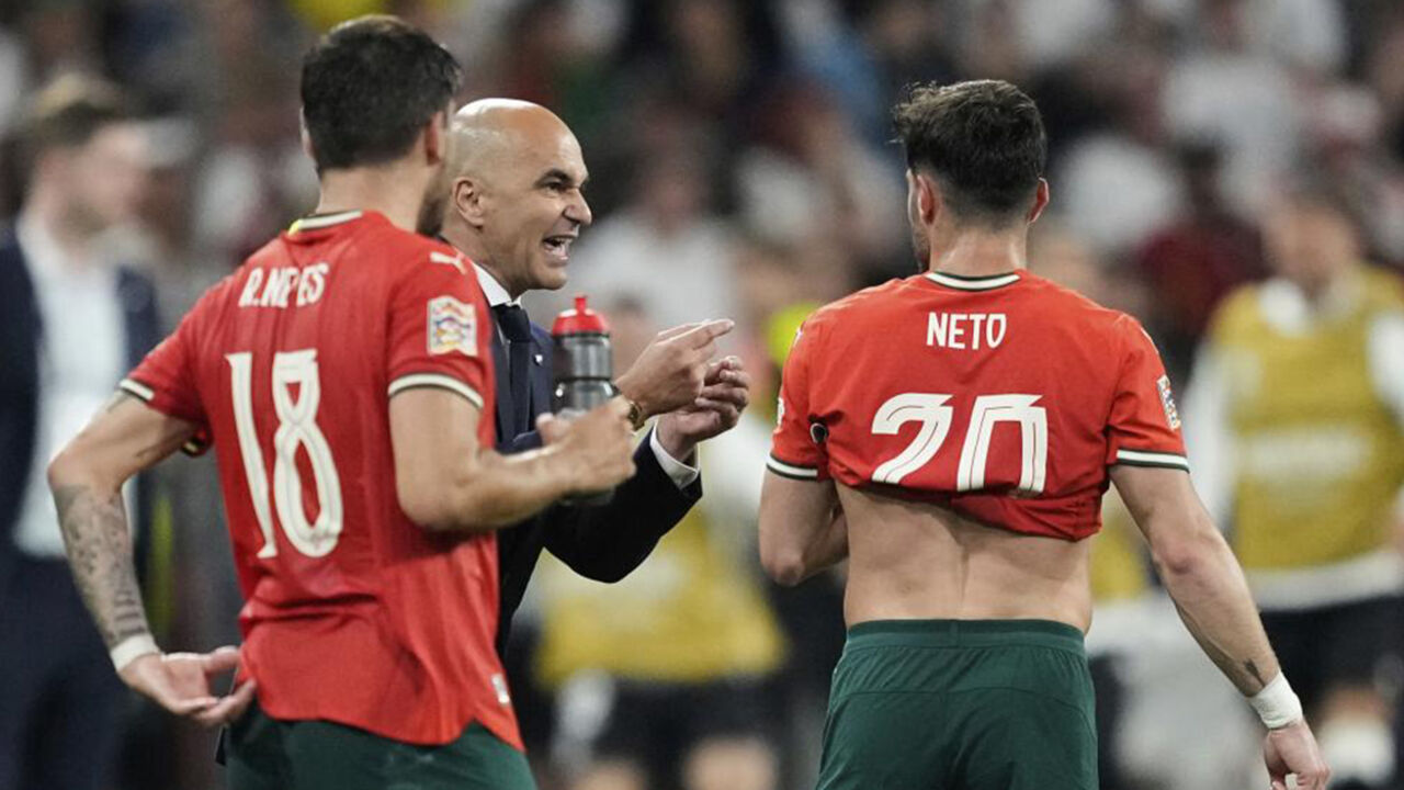 Roberto Martínez com jogadores da seleção