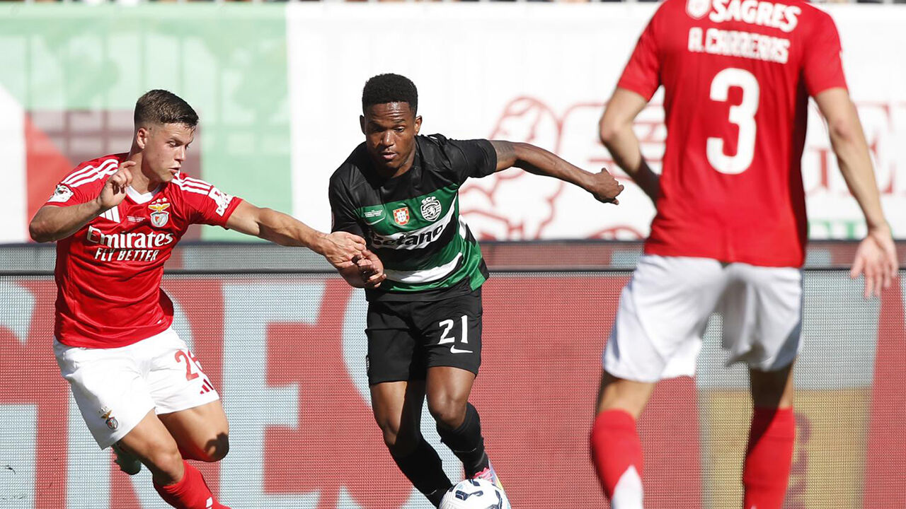 Jogo entre jogadores do Benfica e Sporting no Estádio Nacional