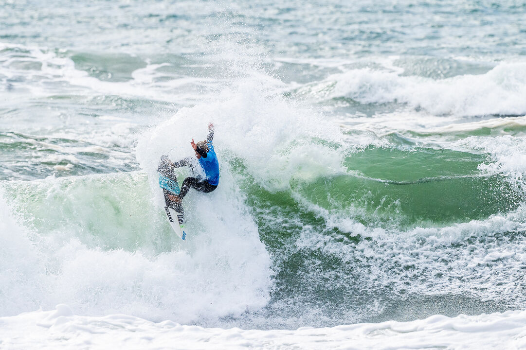 Surfista compete em Newcastle na etapa inaugural do Challenger Series 2025