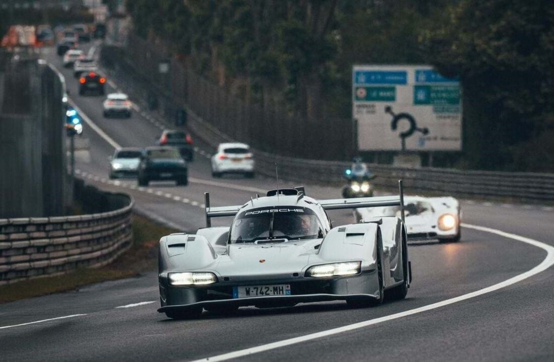 Carros de corrida Porsche competem numa pista em Le Mans